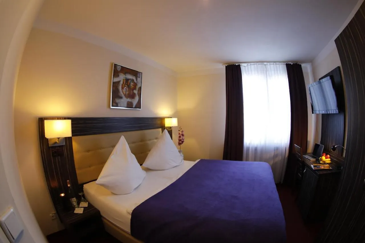 ***  Hotel Famosa Dusseldorf Germany