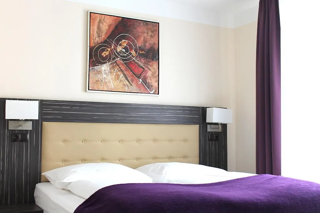 Hotel Famosa Дюссельдорф