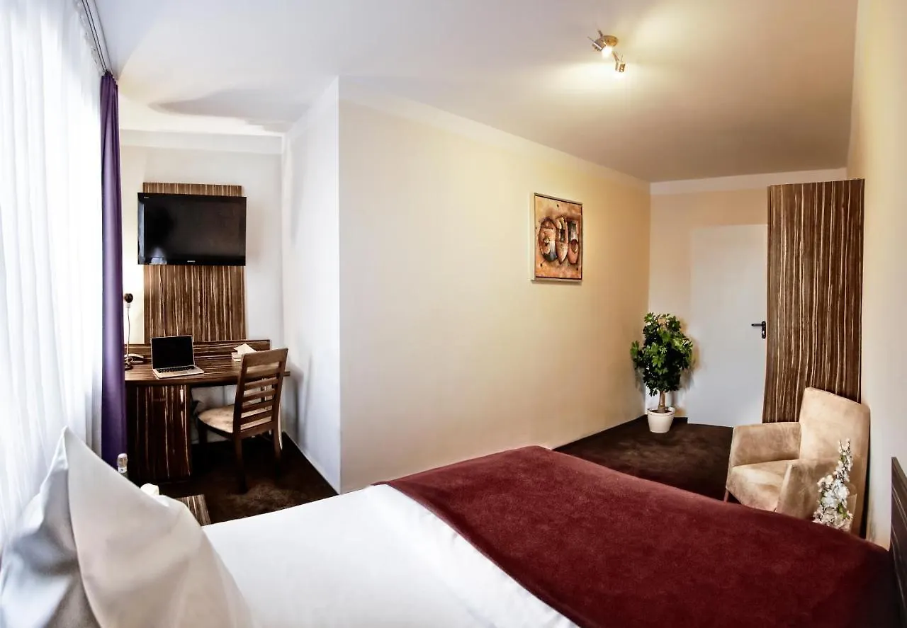 Hotel Famosa Дюссельдорф 3*,  Германия