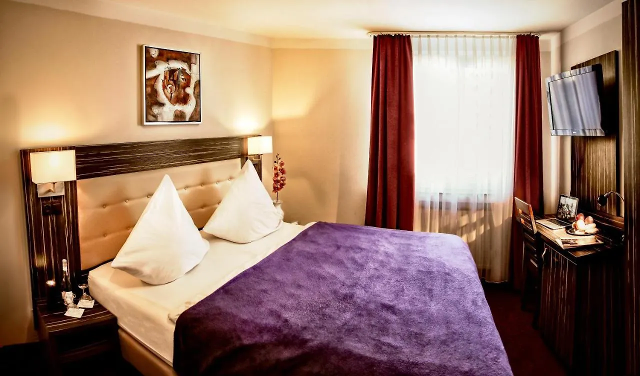 Hotel Famosa Дюссельдорф
