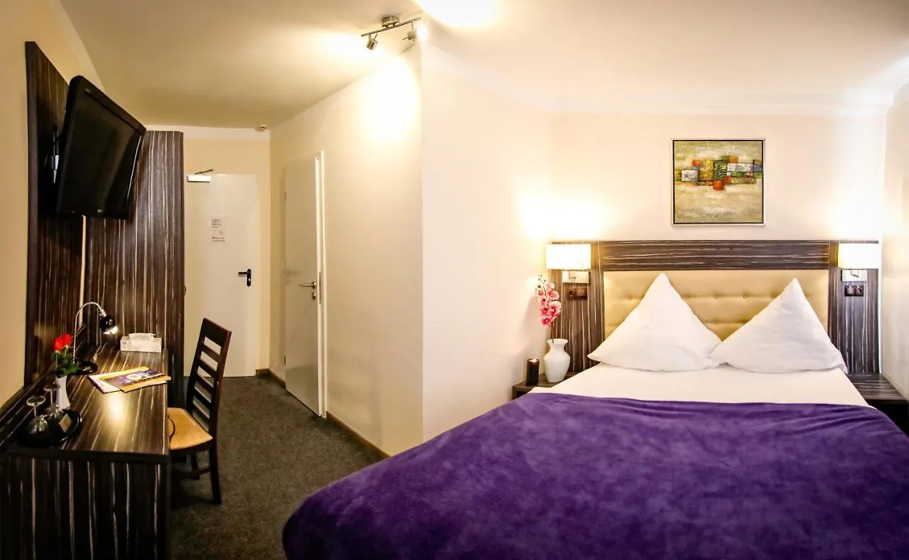 Hotel Famosa Дюссельдорф 3*,